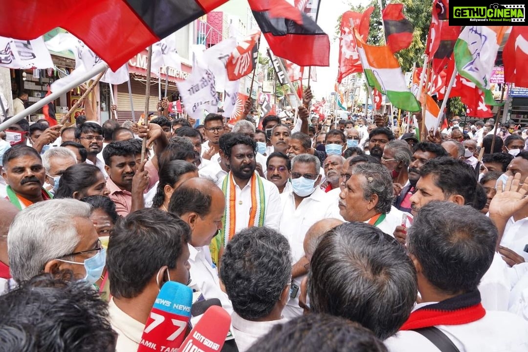 Vijay Vasanth Instagram - விவசாயிகளின் நலன் காக்க தவறிய மத்திய அரசை கண்டித்து நடைபெறும் முழு அடைப்பு போராட்டத்தில் இன்று நாகர்கோவிலில் காங்கிரஸ் - திமுக கூட்டணி கட்சிகளின் ஆர்ப்பாட்டம் நடைபெற்றது. கூட்டணி தலைவர்கள், தொண்டர்களுடன் ஆர்ப்பாட்டத்தில் கலந்துகொண்டு விவசாயிகளுக்காக குரல் எழுப்பினோம். Nagercoil