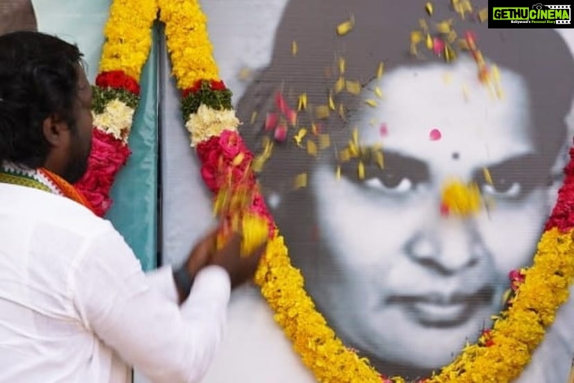 Vijay Vasanth Instagram - தமிழகத்தின் முதல் பெண் அமைச்சர் திருமதி லூர்தம்மாள் சைமன் அவர்களின் பிறந்தநாள் மற்றும் கவிமணி தேசிய விநாயகம் பிள்ளை அவர்களின் நினைவு தினத்தை முன்னிட்டு எமது அலுவலகத்தில் இவர்கள் திருவுருவ படத்திற்கு காங்கிரஸ் தலைவர்கள் மற்றும் தொண்டர்களுடன் மாலை அணிவித்து மரியாதை செலுத்தினேன். Nagercoil