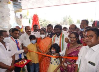 Vijay Vasanth Instagram - வசந்த் & கோ நிறுவனத்தின் 99வது கிளை இன்று சேலத்தில் வெகுசிறப்பாக திறந்து வைக்கப்பட்டது. கலந்து கொண்டு வாழ்த்திய அனைவருக்கும் குடும்பத்தின் சார்பாக நன்றியை தெரிவித்துக் கொள்கிறேன். #ForDad Salem, India