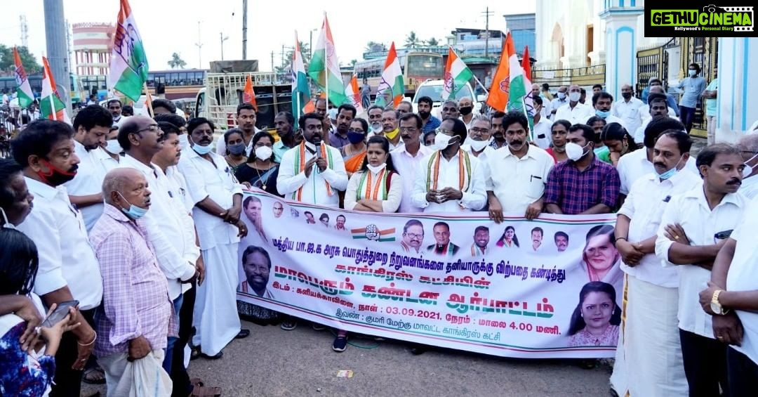 Vijay Vasanth Instagram - பொதுத்துறை நிறுவனங்களை மத்திய அரசு தனியாருக்கு தாரை வார்ப்பதை கண்டித்து குமரி மேற்கு மாவட்ட காங்கிரஸ் கட்சி சார்பில் களியக்காவிளையில் நடைபெற்ற கண்டன ஆர்ப்பாட்டத்தில் திருவள்ளூர் நாடாளுமன்ற உறுப்பினர் டாக்டர் ஜெயக்குமார் மற்றும் காங்கிரஸ் தலைவர்கள், தொண்டர்களுடன் கலந்து கொண்டேன். Kanyakumari, India