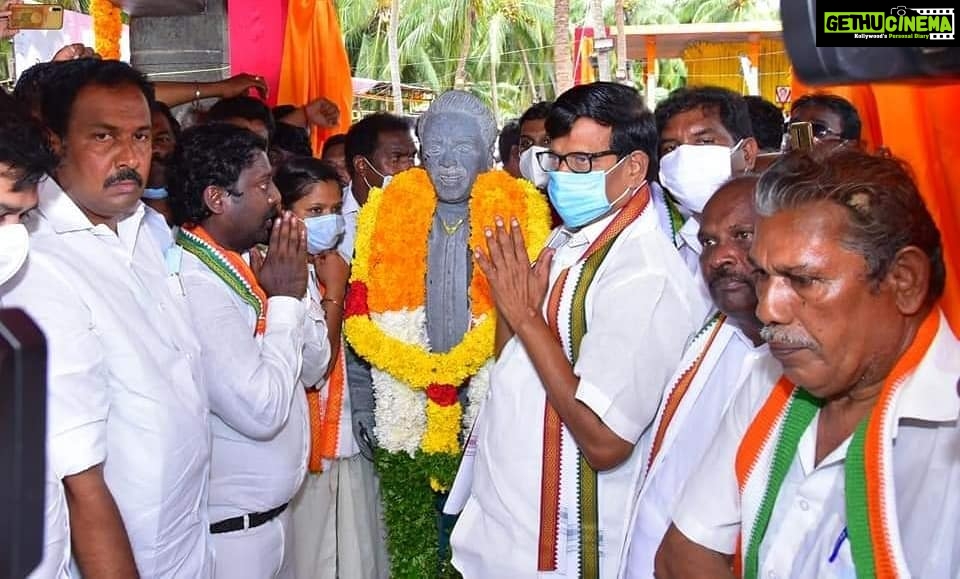 Vijay Vasanth Instagram - எனது தந்தை திரு H. வசந்த குமார் அவர்களின் முதலாம் ஆண்டு நினைவு நாளை முன்னிட்டு நடைபெற்ற மணிமண்டபம் மற்றும் சிலை திறப்பு விழாவிற்கு வருகை தந்து சிறப்பித்த தமிழக காங்கிரஸ் கமிட்டி தலைவர் திரு கே.எஸ் அழகிரி அவர்களுக்கும் மற்று தலைவர்கள் மற்றும் நண்பர்களுக்கும் எனது மனமார்ந்த நன்றி. Kanyakumari, India