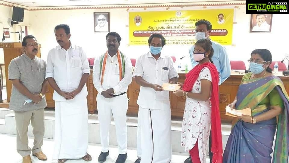 Vijay Vasanth Instagram - இன்று நமது நாடாளுமன்றத் தொகுதியில் நடைபெற்ற பல்வேறு அரசு நிகழ்ச்சிகளில் கலந்து கொண்டேன். மகளிர் உரிமை மற்றும் சமூக நலத்துறை சார்பில் கொரானாவால் பெற்றோரை இழந்த 17 குழந்தைகளுக்கு நிவாரணம் வழங்கும் நிகழ்ச்சி மாவட்ட ஆட்சியர் அலுவலகத்தில் நடைபெற்றது. மாவட்ட ஆட்சியர் திரு அரவிந்த் அவர்கள் தலைமையில் நடைபெற்ற இந்த நிகழ்ச்சியில் மாண்புமிகு அமைச்சர் திரு மனோ தங்கராஜ், கிள்ளியூர் சட்டமன்ற உறுப்பினர் திரு ராஜேஷ் குமார் ஆகியோருடன் கலந்து கொண்டு குழந்தைகளுக்கு ரூபாய் 50 லட்சம் மதிப்பிலான நிதி உதவிகள் வழங்கப்பட்டது. இந்த நிகழ்ச்சியில் குழந்தைகள் நல அலுவலர் ஜெகதீஷ் சமூகநலத்துறை அதிகாரி சரோஜினி உட்பட பலர் கலந்து கொண்டனர். மைலாடி பகுதியில் கலைஞர் ஆட்சிக் காலத்தில் உருவாக்கப்பட்ட உழவர்சந்தை செயல்படாமல் இருந்து வந்தது. தமிழக முதல்வர் திரு மு க ஸ்டாலின் அவர்களின் உத்தரவின் பெயரில் அந்த சந்தை புதுப்பிக்கப்பட்டு இன்று மாண்புமிகு அமைச்சர் திரு மனோ தங்கராஜ் அவர்களால் திறந்து வைக்கப்பட்டது. இந்த விழாவில் மாவட்ட ஆட்சியர் திரு அரவிந்த், முன்னாள் எம்எல்ஏ ஆஸ்டின் உட்பட பல திமுக காங்கிரஸ் நிர்வாகிகள் கலந்து கொண்டனர். Kanyakumari, India