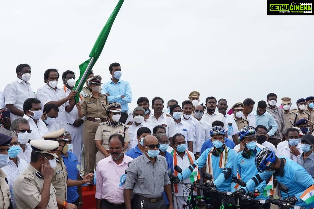 Vijay Vasanth Instagram - சுதந்திர தின விழாவை முன்னிட்டு @crpf_india_ சார்பில் குமரியில் இருந்து டெல்லி வரையான சைக்கிள் பேரணியை மாண்புமிகு அமைச்சர் @manothangaraj_t அவர்கள் கொடியசைத்து தொடங்கி வைத்தார். மாவட்ட ஆட்சியர், காவல்துறை கண்காணிப்பாளர் மக்கள் பிரதிநிதிகள், சிஆர்பிஎஃப் அதிகாரிகளுடன் கலந்து கொண்டேன். Kanyakumari, India