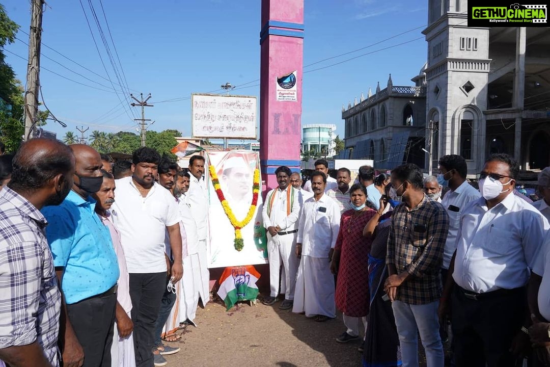 Vijay Vasanth Instagram - முன்னாள் பாரத பிரதமர் திரு ராஜீவ் காந்தி அவர்களின் பிறந்த நாளையொட்டி இன்று புதுக்கடை சந்திப்பில் அவரது திருவுருவப்படத்திற்கு மாலை அணிவித்து மரியாதை செலுத்தினேன். இந்நிகழ்ச்சியில் கிள்ளியூர் சட்டமன்ற உறுப்பினர் @mla_rajesh_kumar , கட்சித் தலைவர்கள் மற்றும் தொண்டர்கள் கலந்து கொண்டனர். Kanyakumari, India
