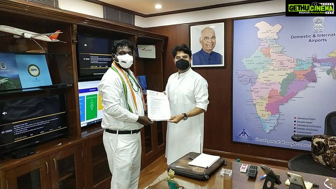 Vijay Vasanth Instagram - மத்திய விமான போக்குவரத்து துறை அமைச்சர் திரு. ஜோதிராதித்ய சிந்தியா அவர்களை சந்தித்து கன்னியாகுமரி மாவட்டத்தில் சுற்றுலா தலங்களை மேம்படுத்துவதற்கும் வணிகப் போக்குவரத்திற்கு உதவிடும் வகையில் சாமிதோப்பு பகுதியில் விமான நிலையம் அமைத்து தர வேண்டும் என்ற கோரிக்கை மனுவை அளித்தேன்.