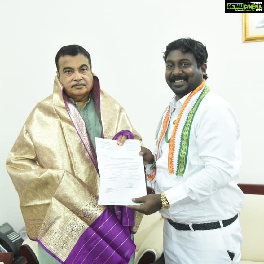 Vijay Vasanth Instagram - மத்திய நெடுஞ்சாலை துறை மற்றும் போக்குவரத்து துறை அமைச்சர் மாண்புமிகு திரு நிதின் கட்கரி அவர்களை தில்லியில் சந்தித்து கன்னியாகுமரி தொகுதிக்கு உட்பட்ட அவரது துறை சம்பந்தமான கோரிக்கைகளை முன் வைத்தேன். களியக்காவிளை-நாகர்கோவில்- காவல்கிணறு நான்கு வழி சாலை பணிகள் துரிதப்படுத்த வேண்டினேன். மேலும் மார்த்தாண்டம் மேம்பாலத்திற்கு கீழே செல்லும் சாலை அதிகமாக சேதமடைந்து இருப்பதை சுட்டிக்காட்டி அதை விரைவில் சீர் செய்ய கேட்டுக் கொண்டேன். அது போன்று களியக்காவிளை-நாகர்கோவில் நெடுஞ்சாலை குண்டும் குழியுமாக பயணிகளுக்கு மிக சிரமத்தை கொடுப்பதை எடுத்துக்கூறி இவை அனைத்துக்கும் விரைவில் தீர்வு காண வேண்டுமென்று கோரிக்கை வைத்தேன்.