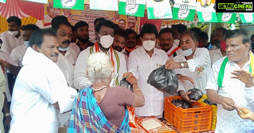 Vijay Vasanth Instagram - வடசென்னை கிழக்கு மாவட்ட வர்த்தக காங்கிரஸ் கமிட்டி சார்பில் பெருந்தலைவர் காமராஜரின் பிறந்த நாளை முன்னிட்டு அவர் சிலைக்கு மாலை அணிவித்து மரியாதை செலுத்தினேன். மேலும் துப்புரவு பணியாளர்களுக்கு அரிசி காய்கறிகள் உள்ளிட்ட நலத்திட்ட உதவிகளை வழங்கினேன். வரவேற்பளித்த நண்பர்களுக்கு நன்றி. Kanyakumari, India