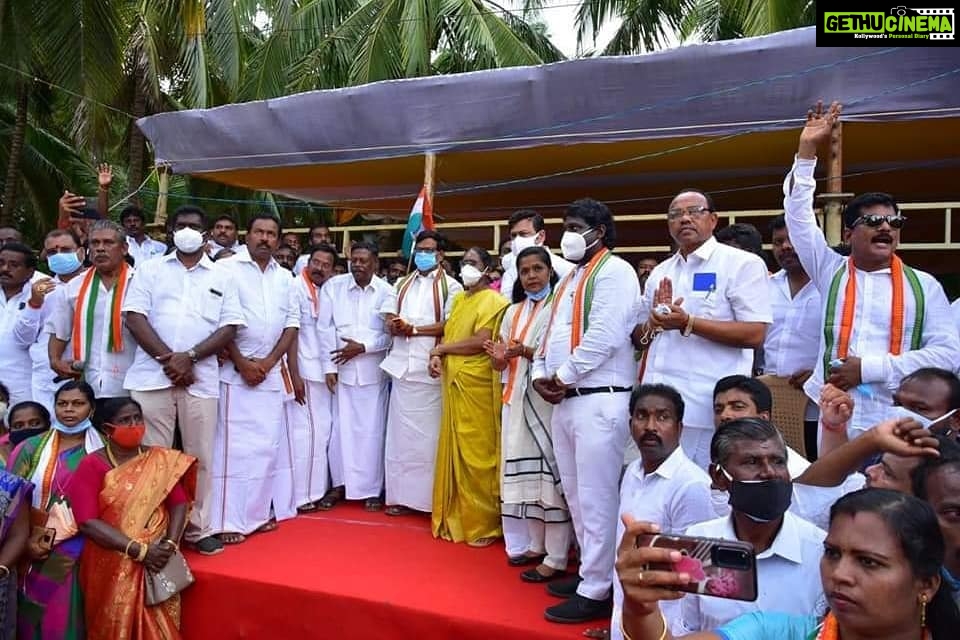 Vijay Vasanth Instagram - எனது தந்தை திரு H. வசந்த குமார் அவர்களின் முதலாம் ஆண்டு நினைவு நாளை முன்னிட்டு நடைபெற்ற மணிமண்டபம் மற்றும் சிலை திறப்பு விழாவிற்கு வருகை தந்து சிறப்பித்த தமிழக காங்கிரஸ் கமிட்டி தலைவர் திரு கே.எஸ் அழகிரி அவர்களுக்கும் மற்று தலைவர்கள் மற்றும் நண்பர்களுக்கும் எனது மனமார்ந்த நன்றி. Kanyakumari, India