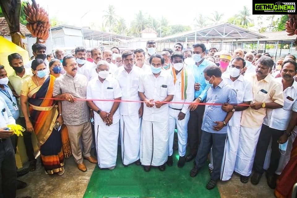 Vijay Vasanth Instagram - இன்று நமது நாடாளுமன்றத் தொகுதியில் நடைபெற்ற பல்வேறு அரசு நிகழ்ச்சிகளில் கலந்து கொண்டேன். மகளிர் உரிமை மற்றும் சமூக நலத்துறை சார்பில் கொரானாவால் பெற்றோரை இழந்த 17 குழந்தைகளுக்கு நிவாரணம் வழங்கும் நிகழ்ச்சி மாவட்ட ஆட்சியர் அலுவலகத்தில் நடைபெற்றது. மாவட்ட ஆட்சியர் திரு அரவிந்த் அவர்கள் தலைமையில் நடைபெற்ற இந்த நிகழ்ச்சியில் மாண்புமிகு அமைச்சர் திரு மனோ தங்கராஜ், கிள்ளியூர் சட்டமன்ற உறுப்பினர் திரு ராஜேஷ் குமார் ஆகியோருடன் கலந்து கொண்டு குழந்தைகளுக்கு ரூபாய் 50 லட்சம் மதிப்பிலான நிதி உதவிகள் வழங்கப்பட்டது. இந்த நிகழ்ச்சியில் குழந்தைகள் நல அலுவலர் ஜெகதீஷ் சமூகநலத்துறை அதிகாரி சரோஜினி உட்பட பலர் கலந்து கொண்டனர். மைலாடி பகுதியில் கலைஞர் ஆட்சிக் காலத்தில் உருவாக்கப்பட்ட உழவர்சந்தை செயல்படாமல் இருந்து வந்தது. தமிழக முதல்வர் திரு மு க ஸ்டாலின் அவர்களின் உத்தரவின் பெயரில் அந்த சந்தை புதுப்பிக்கப்பட்டு இன்று மாண்புமிகு அமைச்சர் திரு மனோ தங்கராஜ் அவர்களால் திறந்து வைக்கப்பட்டது. இந்த விழாவில் மாவட்ட ஆட்சியர் திரு அரவிந்த், முன்னாள் எம்எல்ஏ ஆஸ்டின் உட்பட பல திமுக காங்கிரஸ் நிர்வாகிகள் கலந்து கொண்டனர். Kanyakumari, India