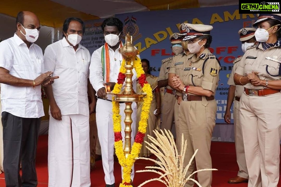 Vijay Vasanth Instagram - சுதந்திர தின விழாவை முன்னிட்டு @crpf_india_ சார்பில் குமரியில் இருந்து டெல்லி வரையான சைக்கிள் பேரணியை மாண்புமிகு அமைச்சர் @manothangaraj_t அவர்கள் கொடியசைத்து தொடங்கி வைத்தார். மாவட்ட ஆட்சியர், காவல்துறை கண்காணிப்பாளர் மக்கள் பிரதிநிதிகள், சிஆர்பிஎஃப் அதிகாரிகளுடன் கலந்து கொண்டேன். Kanyakumari, India