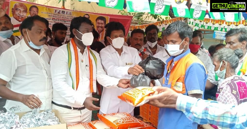 Vijay Vasanth Instagram - வடசென்னை கிழக்கு மாவட்ட வர்த்தக காங்கிரஸ் கமிட்டி சார்பில் பெருந்தலைவர் காமராஜரின் பிறந்த நாளை முன்னிட்டு அவர் சிலைக்கு மாலை அணிவித்து மரியாதை செலுத்தினேன். மேலும் துப்புரவு பணியாளர்களுக்கு அரிசி காய்கறிகள் உள்ளிட்ட நலத்திட்ட உதவிகளை வழங்கினேன். வரவேற்பளித்த நண்பர்களுக்கு நன்றி. Kanyakumari, India
