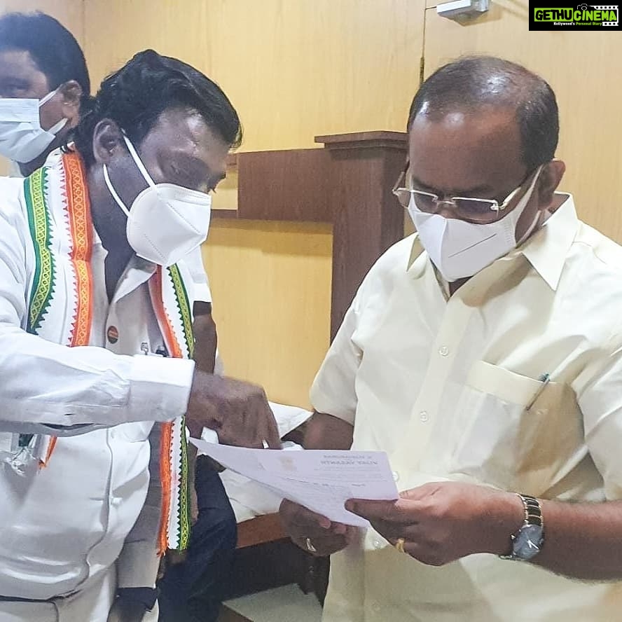 Vijay Vasanth Instagram - உணவு மற்றும் உணவுப் பொருள் வழங்கு துறை மாண்புமிகு அர. சக்கரபாணி அவர்களை நேரில் சந்தித்து வாழ்த்துக்கள் தெரிவித்ததோடு கோரிக்கை மனுவையும் அளித்தேன். மாண்புமிகு தமிழக முதல்வர் மு.க ஸ்டாலின் அவர்கள் தலைமையிலான அரசு கொரோனா காலகட்டத்தில் மிக சிறப்பாக செயல்பட்டு ரேஷன் அட்டைதாரர்களுக்கு ரூபாய் நான்காயிரம் மற்றும் 13 மளிகை பொருட்கள் அடங்கிய நிவாரணப் பொருட்கள் வழங்கியதற்கு குமரி மக்கள் சார்பாக என் நன்றியை தெரிவித்துக் கொண்டேன். மேலும் குமரி மாவட்டத்தில் அன்றாடம் கூலித் தொழில் செய்பவர்களுக்கும் மாற்றுத்திறனாளிகளுக்கும் NPHH அட்டை முந்தைய ஆட்சியில் வழங்கப்பட்டிருந்தது இதனால் பல நலத்திட்டங்கள் இவர்களுக்கு சென்றடையாமல் போகிறது. நிவாரணப் பொருட்கள் இவர்களுக்கு கிடைப்பதில் சிரமம் ஏற்படுகிறது. ஆதலால் இவர்களுக்கு PHH மற்றும் PHHA அட்டைகள் மாற்றி வழங்க வேண்டும் என்று கேட்டுக்கொண்டேன். Kanyakumari, India