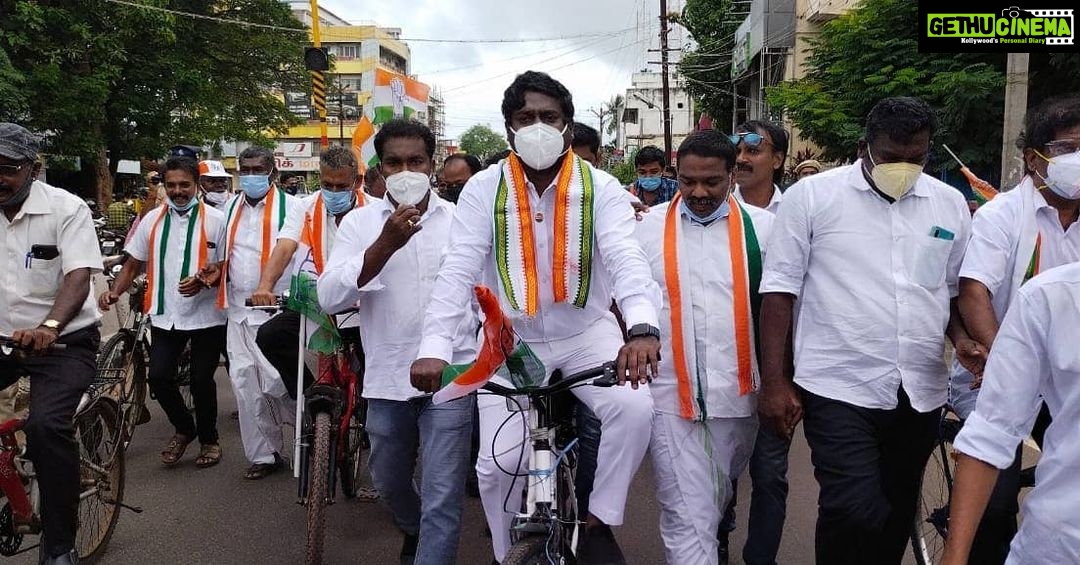 Vijay Vasanth Instagram - ஏழை மற்றும் நடுத்தர வர்க்க மக்களை வெகுவாக பாதிக்கின்ற பெட்ரோலிய பொருட்களின் விலை உயர்வை மத்திய அரசு நாளுக்கு நாள் அதிகரித்து கொண்டிருப்பது மக்களுக்கு எதிரான நடவடிக்கை. மத்திய அரசை கண்டித்து தமிழ்நாடு காங்கிரஸ் கமிட்டியின் சார்பாக மாவட்டம் தோறும் பல்வேறு கண்டன ஆர்ப்பாட்டங்கள் நடைபெற்று வருகின்றன. கடந்த சில நாட்களாக குமரி மாவட்ட காங்கிரஸ் கட்சியின் சார்பாக மக்களுக்காக குரல் எழுப்பும் விதமாக பல்வேறு போராட்டங்களில் பங்கு பெற்று வருகின்றேன். அதன் தொடர்ச்சியாக இன்று நாகர்கோவிலில் நடைபெற்ற மாபெரும் சைக்கிள் பேரணியை தொடங்கி வைத்தேன். கிழக்கு மாவட்ட தலைவர் திரு ராதாகிருஷ்ணன், நாகர்கோவில் மாநகர தலைவர் அலெக்ஸ் மற்றும் ஏராளமான கட்சித் தலைவர்களும் தொண்டர்களும் இதில் கலந்து கொண்டனர். Kanyakumari, India