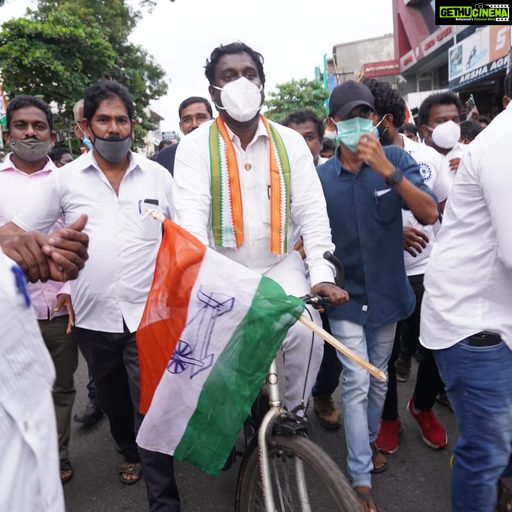 Vijay Vasanth Instagram - பெட்ரோலிய பொருட்களின் விலைகளை குறைக்காத மத்திய அரசை கண்டித்து மார்த்தாண்டத்தில் மாபெரும் சைக்கிள் பேரணி நடைபெற்றது. கிருஷ்ணகிரி நாடாளுமன்ற உறுப்பினர் செல்லகுமார் சட்டமன்ற உறுப்பினர்கள் விஜயதரணி மற்றும் பிரின்ஸ் உடன் நானும் இப்போராட்டத்தில் கலந்து கொண்டேன். Kanyakumari, India