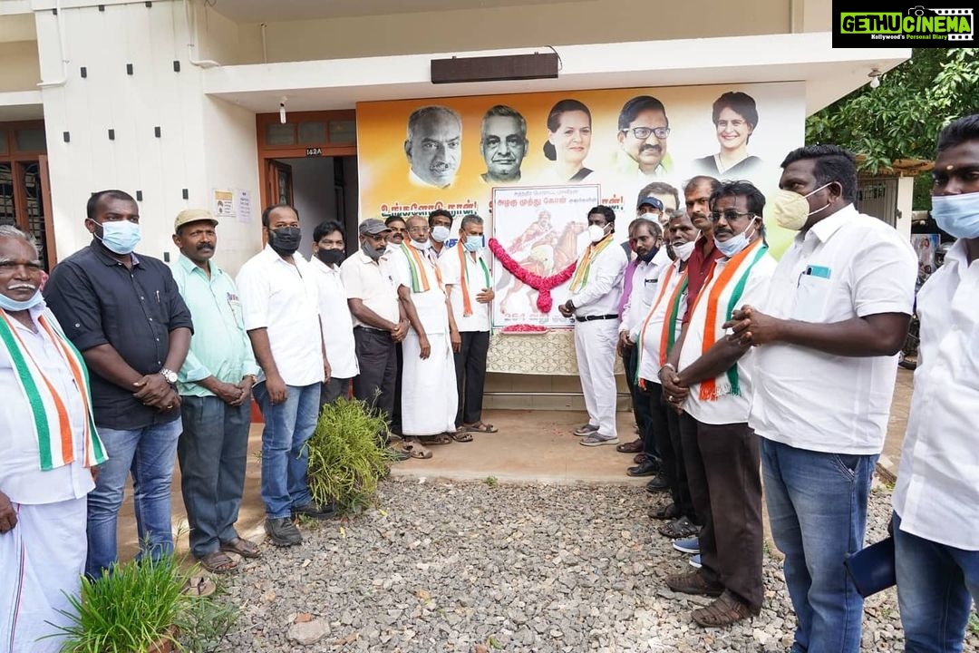 Vijay Vasanth Instagram - சுதந்திர போராட்ட மாவீரர் அழகுமுத்துக்கோன் அவர்களின் 264 வது குருபூஜை இன்று கொண்டாடப்படுகிறது. இதையொட்டி நாகர்கோவிலில் உள்ள நமது அலுவலகத்தில் அலங்கரிக்கப்பட்ட அவரது திருவுருவப் படத்திற்கு மலர்தூவி மரியாதை செலுத்தினேன் மாவட்ட காங்கிரஸ் தலைவர் மற்றும் நிர்வாகிகள் கலந்து கொண்டனர். Kanyakumari, India