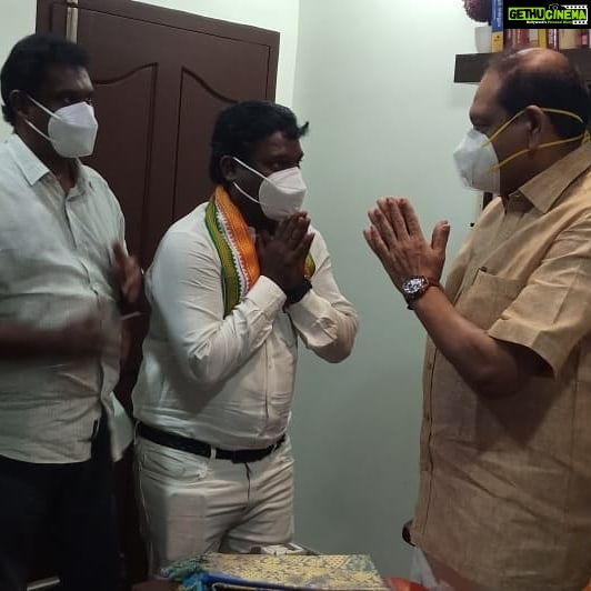 Vijay Vasanth Instagram - சிறுபான்மையினர் நல ஆணையத்தின் புதிய தலைவராக தமிழக அரசால் நியமிக்கப்பட்டுள்ள காங்கிரஸ் கட்சியினுடைய மூத்த தலைவர் திரு. பீட்டர் அல்போன்ஸ் அவர்களை சென்னை அண்ணாநகரில் உள்ள அவரது இல்லத்தில் சந்தித்து வாழ்த்து தெரிவித்தேன். இந்த சந்திப்பின்போது தமிழ்நாடு காங்கிரஸ் கமிட்டி மாநில பொதுச்செயலாளர் எம் எஸ் காமராஜ் காங்கிரஸ் மாநில செயல் தலைவர் எம் ஜி ராமசாமி, சென்னை கிழக்கு மாவட்ட வர்த்தக காங்கிரஸ் தலைவர் தணிகாசலம், தென்சென்னை மேற்கு மாவட்ட வர்த்தக காங்கிரஸ் தலைவர் பெர்னட் ஜான்சன் உள்ளிட்டோர் உடனிருந்தனர்.