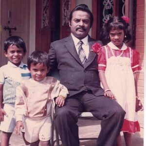 Vijay Vasanth Instagram - எனது கரம் பிடித்து வழிநடத்தி இன்றும் எனது பாதைக்கு வெளிச்சம் சிதறும் எனது தந்தையை, தந்தையர் தினமான இன்று பாசத்துடன் நினைவு கொள்கிறேன். தந்தை என்ற பெருமையை நெஞ்சில் கொண்டு நடக்கும் அனைவருக்கும் தந்தையர் தின நல்வாழ்த்துக்கள்.

#fathersday2021
