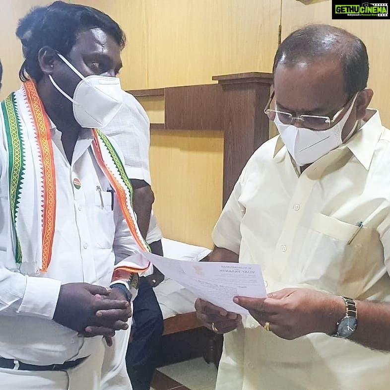 Vijay Vasanth Instagram - உணவு மற்றும் உணவுப் பொருள் வழங்கு துறை மாண்புமிகு அர. சக்கரபாணி அவர்களை நேரில் சந்தித்து வாழ்த்துக்கள் தெரிவித்ததோடு கோரிக்கை மனுவையும் அளித்தேன். மாண்புமிகு தமிழக முதல்வர் மு.க ஸ்டாலின் அவர்கள் தலைமையிலான அரசு கொரோனா காலகட்டத்தில் மிக சிறப்பாக செயல்பட்டு ரேஷன் அட்டைதாரர்களுக்கு ரூபாய் நான்காயிரம் மற்றும் 13 மளிகை பொருட்கள் அடங்கிய நிவாரணப் பொருட்கள் வழங்கியதற்கு குமரி மக்கள் சார்பாக என் நன்றியை தெரிவித்துக் கொண்டேன். மேலும் குமரி மாவட்டத்தில் அன்றாடம் கூலித் தொழில் செய்பவர்களுக்கும் மாற்றுத்திறனாளிகளுக்கும் NPHH அட்டை முந்தைய ஆட்சியில் வழங்கப்பட்டிருந்தது இதனால் பல நலத்திட்டங்கள் இவர்களுக்கு சென்றடையாமல் போகிறது. நிவாரணப் பொருட்கள் இவர்களுக்கு கிடைப்பதில் சிரமம் ஏற்படுகிறது. ஆதலால் இவர்களுக்கு PHH மற்றும் PHHA அட்டைகள் மாற்றி வழங்க வேண்டும் என்று கேட்டுக்கொண்டேன். Kanyakumari, India