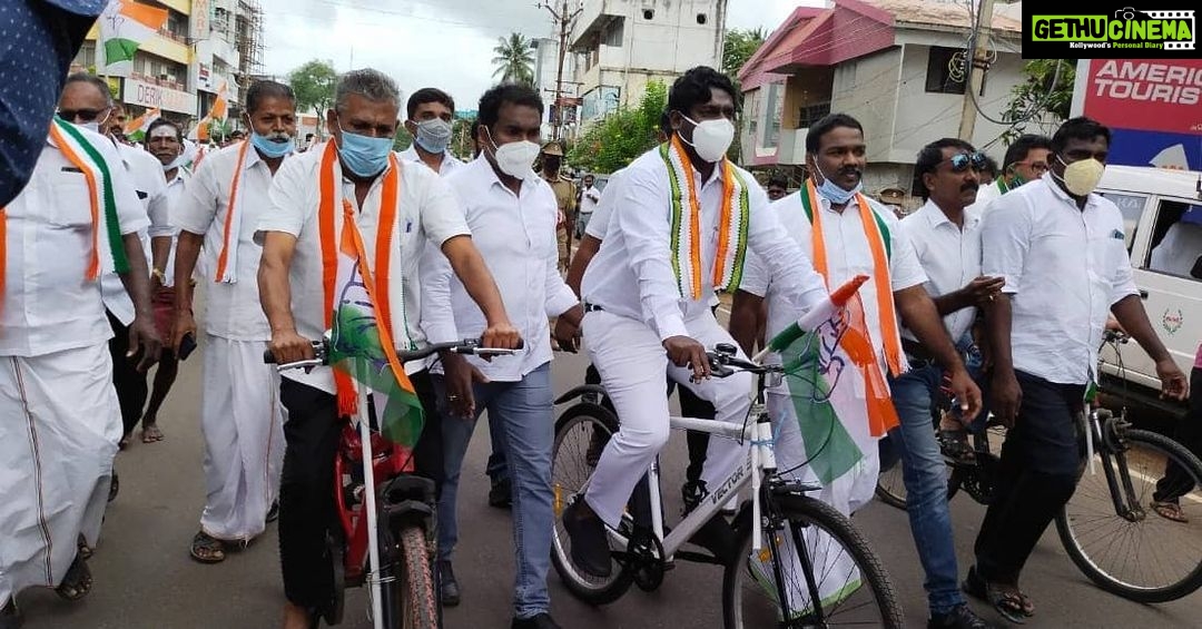 Vijay Vasanth Instagram - ஏழை மற்றும் நடுத்தர வர்க்க மக்களை வெகுவாக பாதிக்கின்ற பெட்ரோலிய பொருட்களின் விலை உயர்வை மத்திய அரசு நாளுக்கு நாள் அதிகரித்து கொண்டிருப்பது மக்களுக்கு எதிரான நடவடிக்கை. மத்திய அரசை கண்டித்து தமிழ்நாடு காங்கிரஸ் கமிட்டியின் சார்பாக மாவட்டம் தோறும் பல்வேறு கண்டன ஆர்ப்பாட்டங்கள் நடைபெற்று வருகின்றன. கடந்த சில நாட்களாக குமரி மாவட்ட காங்கிரஸ் கட்சியின் சார்பாக மக்களுக்காக குரல் எழுப்பும் விதமாக பல்வேறு போராட்டங்களில் பங்கு பெற்று வருகின்றேன். அதன் தொடர்ச்சியாக இன்று நாகர்கோவிலில் நடைபெற்ற மாபெரும் சைக்கிள் பேரணியை தொடங்கி வைத்தேன். கிழக்கு மாவட்ட தலைவர் திரு ராதாகிருஷ்ணன், நாகர்கோவில் மாநகர தலைவர் அலெக்ஸ் மற்றும் ஏராளமான கட்சித் தலைவர்களும் தொண்டர்களும் இதில் கலந்து கொண்டனர். Kanyakumari, India