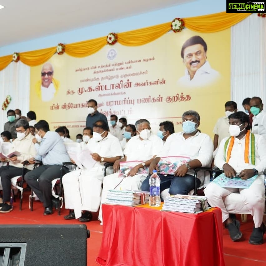 Vijay Vasanth Instagram - சட்டப்பேரவைத் தலைவர் திரு அப்பாவு தலைமையில் நெல்லை மண்டலத்திற்கு உட்பட்ட மாவட்டங்களுக்கான மின்துறை ஆய்வு கூட்டம் பாளையங்கோட்டையில் நடைபெற்றது. மாண்புமிகு மின்துறை அமைச்சர் திரு @v.senthilbalaji மற்றும் அமைச்சர்கள், சட்டமன்ற உறுப்பினர்களுடன் இக்கூட்டத்தில் கலந்து கொண்டேன். குமரி மாவட்டத்தில் இயற்கை சீற்றத்தால் மின் கம்பிகள் அடிக்கடி பழுதடைந்து மின் இணைப்பு துண்டிக்கப்படும் நிலையை தவிர்க்க பூமிக்கு அடியில் மின் இணைப்பு வழங்கும் திட்டத்தை செயல்படுத்த வேண்டும் என்று மாண்புமிகு மின்சாரத் துறை அமைச்சருக்கு மனு அளித்தேன். Kanyakumari, India