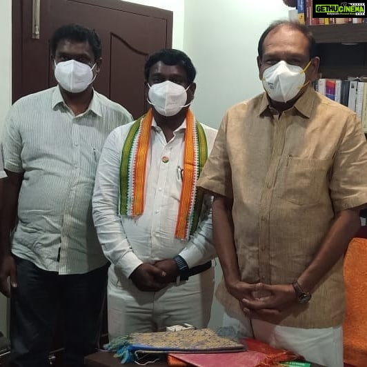 Vijay Vasanth Instagram - சிறுபான்மையினர் நல ஆணையத்தின் புதிய தலைவராக தமிழக அரசால் நியமிக்கப்பட்டுள்ள காங்கிரஸ் கட்சியினுடைய மூத்த தலைவர் திரு. பீட்டர் அல்போன்ஸ் அவர்களை சென்னை அண்ணாநகரில் உள்ள அவரது இல்லத்தில் சந்தித்து வாழ்த்து தெரிவித்தேன். இந்த சந்திப்பின்போது தமிழ்நாடு காங்கிரஸ் கமிட்டி மாநில பொதுச்செயலாளர் எம் எஸ் காமராஜ் காங்கிரஸ் மாநில செயல் தலைவர் எம் ஜி ராமசாமி, சென்னை கிழக்கு மாவட்ட வர்த்தக காங்கிரஸ் தலைவர் தணிகாசலம், தென்சென்னை மேற்கு மாவட்ட வர்த்தக காங்கிரஸ் தலைவர் பெர்னட் ஜான்சன் உள்ளிட்டோர் உடனிருந்தனர்.