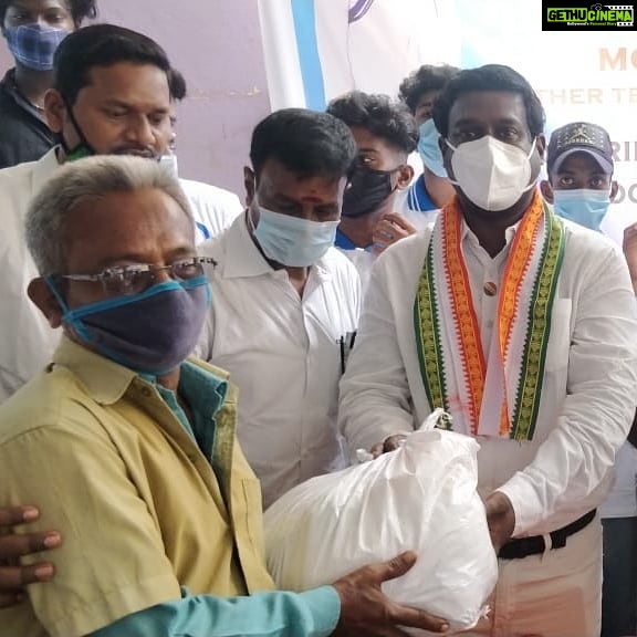 Vijay Vasanth Instagram - சென்னை சூளைமேடு மதர் தெரசா சாரிட்டபிள் டிரஸ்ட் சார்பில் நலத்திட்டங்கள் வழங்கும் விழா டிரஸ்ட் நிறுவனர் ஜி.கே தாஸ் தலைமையில் நடைபெற்றது. அதில் சிறப்பு அழைப்பாளராக கலந்துகொண்டு ஆட்டோ ஓட்டுனர்கள், துப்புரவு பணியாளர்கள், மாற்றுத்திறனாளிகளுக்கு ட்ரஸ்ட் சார்பாக உதவிகள் வழங்கினேன்.