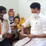 Vijay Vasanth Instagram - தமிழக பள்ளி கல்வித்துறை அமைச்சர் அன்பில் மகேஷ் பொய்யாமொழி அவர்களை அவரது இல்லத்தில் சந்தித்து வாழ்த்து தெரிவித்தேன். பொது தேர்வுகள் ரத்து செய்ததற்கு நன்றி தெரிவித்ததுடன் மாற்றுத்திறனாளிகள் பள்ளி மாணவர்களும் தேர்ச்சி பெற்றதாக அறிவிக்க வேண்டும் என்று கோரிக்கை வைத்தேன். @anbil_mahesh