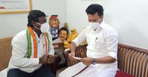Vijay Vasanth Instagram - தமிழக பள்ளி கல்வித்துறை அமைச்சர் அன்பில் மகேஷ் பொய்யாமொழி அவர்களை அவரது இல்லத்தில் சந்தித்து வாழ்த்து தெரிவித்தேன். பொது தேர்வுகள் ரத்து செய்ததற்கு நன்றி தெரிவித்ததுடன் மாற்றுத்திறனாளிகள் பள்ளி மாணவர்களும் தேர்ச்சி பெற்றதாக அறிவிக்க வேண்டும் என்று கோரிக்கை வைத்தேன். @anbil_mahesh
