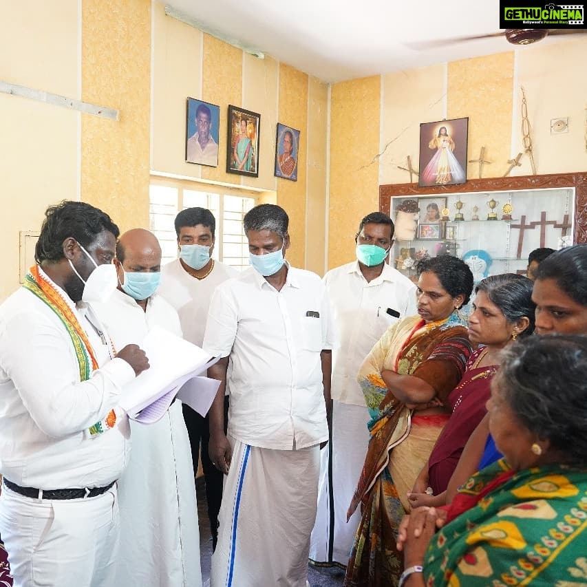 Vijay Vasanth Instagram - கேரள கடல் பகுதியில் மீன்பிடித்துக் கொண்டிருந்த குமரி மாவட்டத்தை சேர்ந்த 16 மீனவர்கள் கடந்த மாதம் வீசிய புயலில் கடலில் காணாமல் போய்விட்டார்கள். இன்று அவர்களது உறவினர்களை சந்தித்து ஆறுதல் கூறினேன். அவர்களை விரைவில் மீட்க மத்திய மாநில அரசுகள் மூலம் நடவடிக்கை எடுக்கப்படும். Kanyakumari, India