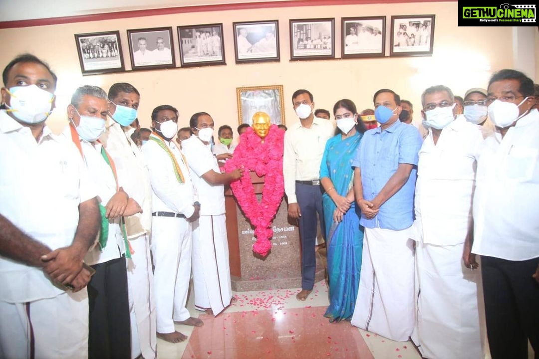 Vijay Vasanth Instagram - குமரித் தந்தை மார்ஷல் நேசமணி அவர்களது நினைவு நாளையொட்டி அவரது திருவுருவ சிலைக்கு மாண்புமிகு அமைச்சர் திரு மனோ தங்கராஜ் தலைமையில் மக்கள் பிரதிநிதிகள் மற்றும் கட்சித் தலைவர்கள் இன்று மாலை அணிவித்து அஞ்சலி செலுத்தினோம். குமரி மண்ணுக்காக அண்ணல் செய்த தியாகங்கள் போற்றத் தக்கவை. Kanyakumari, India