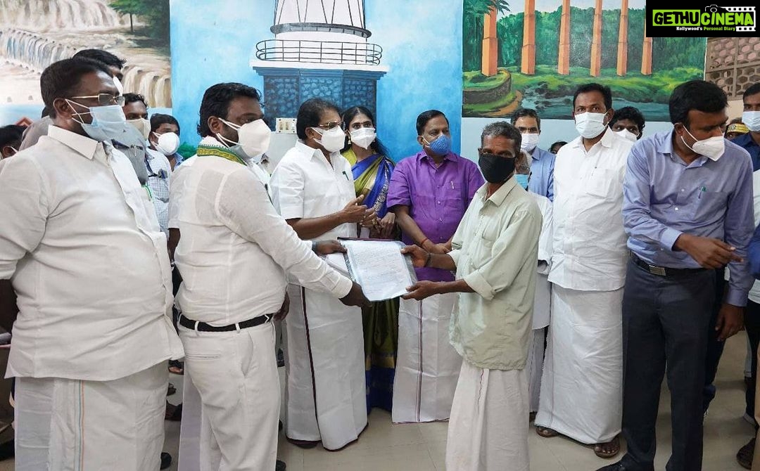 Vijay Vasanth Instagram - மாவட்ட ஆட்சியர் அலுவலகத்தில் மாண்புமிகு வருவாய் துறை அமைச்சர் முன்னிலையில் மழை வெள்ளத்தால் பாதிக்கப்பட்டவர்களுக்கு நலத்திட்ட உதவிகள் வழங்கப்பட்டன. மாண்புமிகு தகவல் தொழில்நுட்பத்துறை அமைச்சர் திரு.த.மனோ தங்கராஜ் மற்றும் அரசாங்க அதிகாரிகளும் சட்டமன்ற உறுப்பினர்கள் கலந்து கொண்டனர். Kanyakumari, India