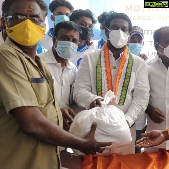 Vijay Vasanth Instagram - சென்னை சூளைமேடு மதர் தெரசா சாரிட்டபிள் டிரஸ்ட் சார்பில் நலத்திட்டங்கள் வழங்கும் விழா டிரஸ்ட் நிறுவனர் ஜி.கே தாஸ் தலைமையில் நடைபெற்றது. அதில் சிறப்பு அழைப்பாளராக கலந்துகொண்டு ஆட்டோ ஓட்டுனர்கள், துப்புரவு பணியாளர்கள், மாற்றுத்திறனாளிகளுக்கு ட்ரஸ்ட் சார்பாக உதவிகள் வழங்கினேன்.