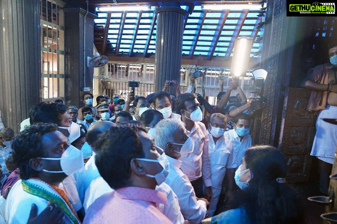 Vijay Vasanth Instagram - மண்டைக்காடு பகவதி அம்மன் கோவிலில் ஏற்பட்ட தீவிபத்து சேதங்களை ஆய்வு செய்வதற்காக மாண்புமிகு இந்து அறநிலைத் துறை அமைச்சர் திரு பி.கே சேகர்பாபு அவர்கள் வருகை தந்தார்கள்.கோவிலின் பழமை மாறாமல் சீர் செய்ய நடவடிக்கைகள் எடுக்கப்படும் என்று அமைச்சர் அவர்கள் உறுதி அளித்தார். Kanyakumari, India