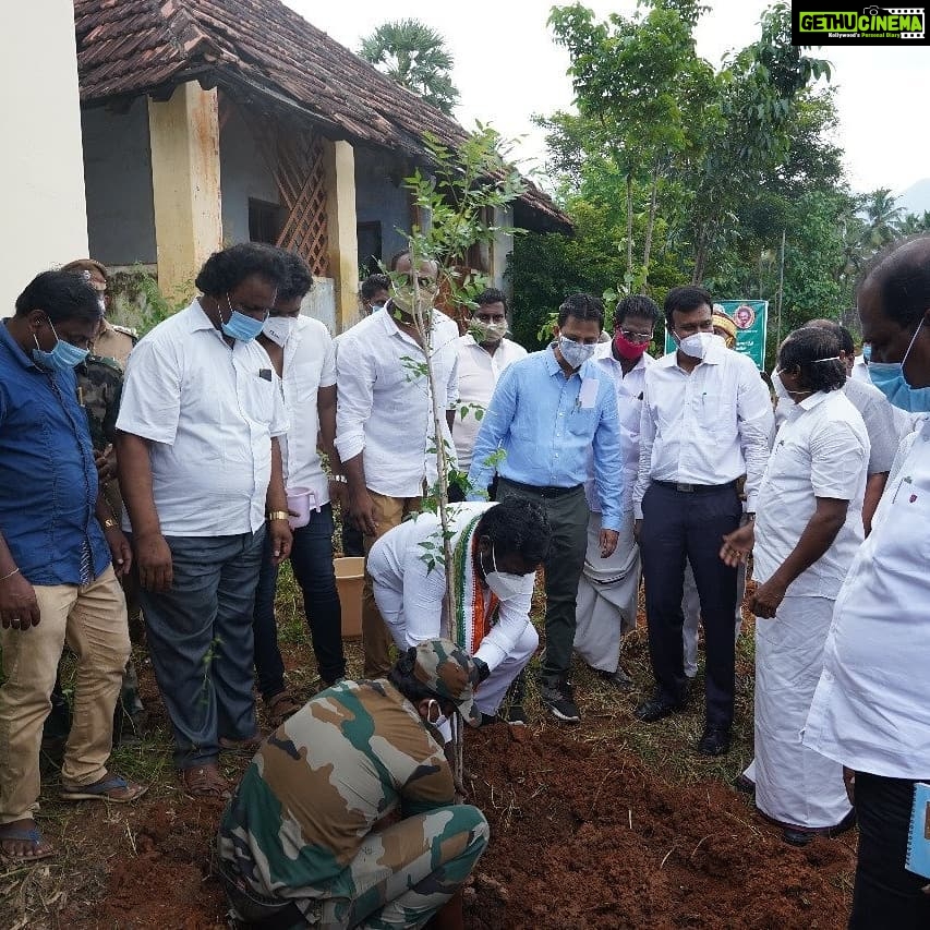 Vijay Vasanth Instagram - முன்னாள் முதலமைச்சர் டாக்டர் கலைஞர் அவர்களுடைய பிறந்தநாளையொட்டி ஆயிரம் மரக்கன்றுகள் நடும் திட்டத்தை மாண்புமிகு அமைச்சர் திரு மனோ தங்கராஜ் அவர்கள் மாவட்ட ஆட்சியர் முன்னிலையில் துவங்கி வைத்தார். சுற்றுச்சூழலை காக்கும் இந்த அருமையான நிகழ்ச்சியில் கலந்து கொண்டதில் மகிழ்ச்சி அடைகிறேன். Kanyakumari, India