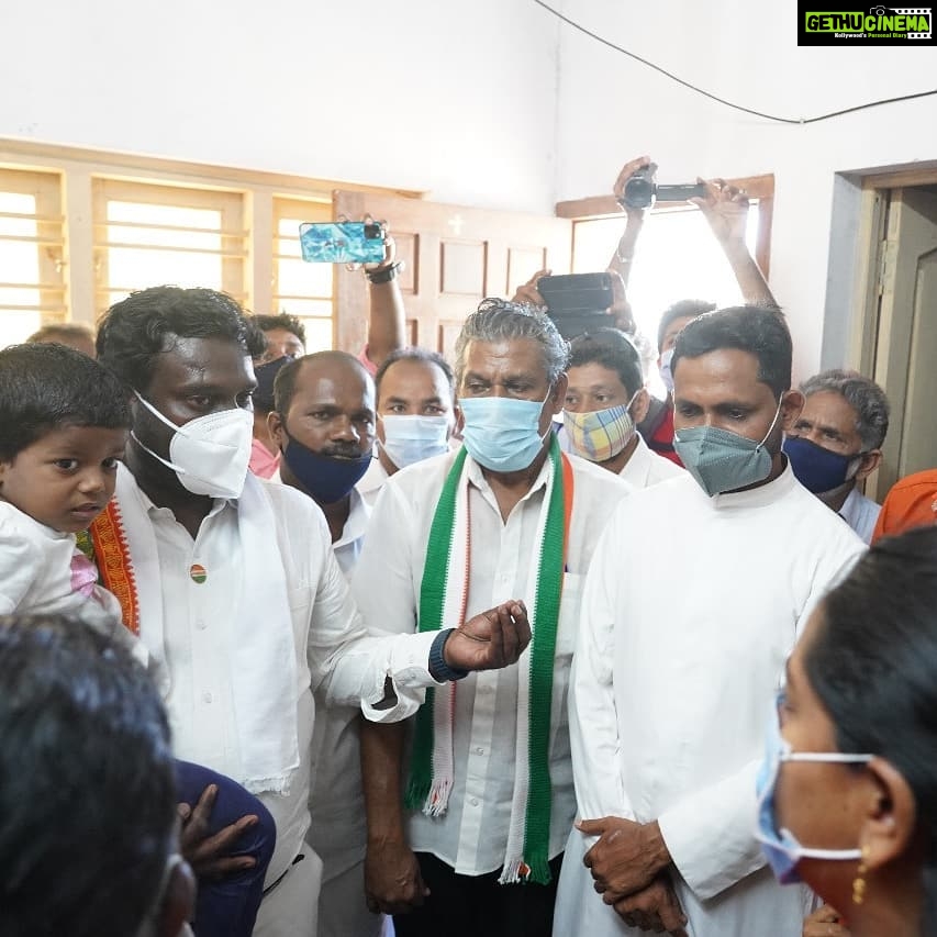 Vijay Vasanth Instagram - கேரள கடல் பகுதியில் மீன்பிடித்துக் கொண்டிருந்த குமரி மாவட்டத்தை சேர்ந்த 16 மீனவர்கள் கடந்த மாதம் வீசிய புயலில் கடலில் காணாமல் போய்விட்டார்கள். இன்று அவர்களது உறவினர்களை சந்தித்து ஆறுதல் கூறினேன். அவர்களை விரைவில் மீட்க மத்திய மாநில அரசுகள் மூலம் நடவடிக்கை எடுக்கப்படும். Kanyakumari, India