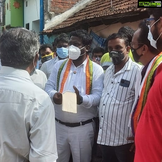 Vijay Vasanth Instagram - குமரி மாவட்டம் தக்கலை பகுதியை சேர்ந்த மீனவர்கள் இருவர் கர்நாடக கடல் பகுதியில் மீன் பிடித்துக் கொண்டிருந்த போது புயல் காரணமாக கடலில் காணாமல் போனார்கள். அவர்களது உறவினர்களை சந்தித்து ஆறுதல் கூறி மத்திய அரசிடம் பேசி அவர்களை மீட்க தகுந்த நடவடிக்கை எடுக்கப்படும் என்று உறுதியளித்தேன். Kanyakumari, India