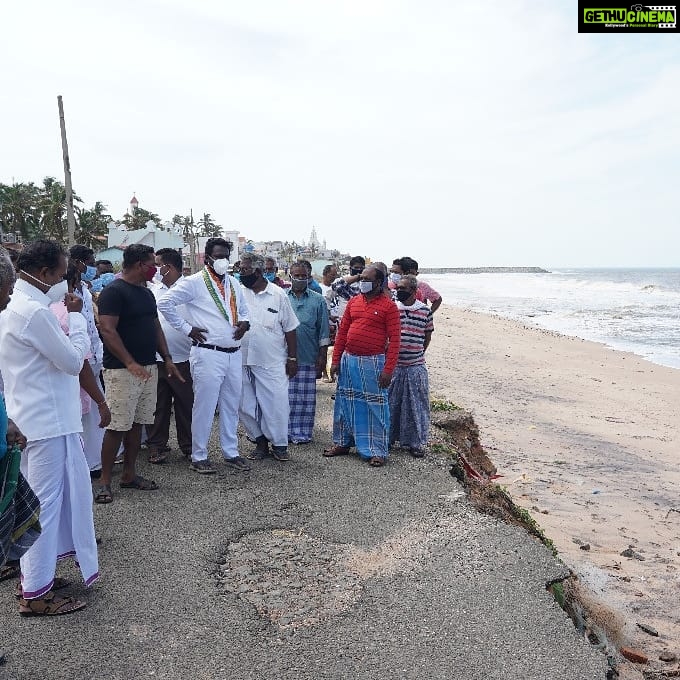Vijay Vasanth Instagram - கடல் அரிப்பால் பாதிப்படைந்த கடலோர கிராமங்களை சென்று பார்வையிட்டேன். கடற்கரை கிராமங்களில் தேங்கி நிற்கும் நீரை உடனடியாக வெளியேற்ற அதிகாரிகளை கேட்டுக் கொண்டேன். பாதிப்படைந்த மக்கள் தங்கியிருக்கும் முகாம்களை பார்வையிட்டு அவர்களுக்கு ஆறுதல் கூறி நிவாரணம் வழங்க வேண்டுகோள் விடுத்தேன். Kanyakumari, India