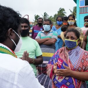 Vijay Vasanth Instagram - கடந்த இரண்டு தினங்களாக குமரி மாவட்டத்தில் சூறைக் காற்றுடன் கடும் மழை பெய்து வருகிறது. இந்நிலையில் நேற்றிரவு பெய்த மழையில் நாகர்கோவில் ஆசாரிபள்ளம், வேம்பனூர், பெரும்செல்வவிளை, தோப்பூர், மேல சங்கரன்குழி உள்ளிட்ட பகுதிகளில் வெள்ளத்தால் மூழ்கின. ஆசாரிபள்ளம் பேயோடு  சாலையில் மேலசங்கரன் குழி சந்திப்பில்  வீடுகளுக்குள் தண்ணீர் புகுந்து பொதுமக்கள் பெரிதும் பாதிக்கப்பட்டனர். சம்பவ இடத்திற்கு நேரில் சென்று பாதிக்கப்பட்ட பகுதிகளை பார்வையிட்டேன். பின்னர் அரசு அதிகாரிகளிடம் உடனடியாக நீரினை வெளியேற்றும் படி கேட்டுக்கொண்டேன்.
 இதில் வேம்பனூர் கிராம நிர்வாக அலுவலர் பழனிஅஞ்சு, உதவி அலுவலர் பிரிட்டில்லா ஆகியோர் உடன் இருந்தனர்.
மேலும் குளச்சல் தொகுதிக்கு உட்பட்ட கோடிமுனை, வாணியக்குடி, குறும்பனை, தலக்குளம் ஆகிய பகுதிகளில் இடைவிடாது பெய்த மழையினால் வீடுகளுக்குள் வெள்ளம் புகுந்து அங்குள்ள மக்கள் பாதுகாப்பாக மண்டபங்களில் தங்க வைக்கப்பட்டனர். வெள்ளத்தினால் பாதிக்கப்பட்ட இடங்களை பார்வையிட்டு மக்களிடம் குறைகளை கேட்டு அறிந்து அதிகாரிகளை தொடர்பு கொண்டு நிவாரண உதவிகள் உடனடியாக கிடைக்க வழி வகை செய்தேன்.

#INC #SoniaGandhi #RahulGhandhi #AICC #incpriyanka #KSAlagiri #dineshgrao #TNCC #kanniyakumari #vasanthakumar #இணைவோம்_வெல்வோம் #கன்னியாகுமரி_பாராளுமன்ற_தொகுதி_இடைதேர்தல்_2021 #bbcnews #News7Tamil #News18TamilNadu #dailythanthinews #Dinakarannews