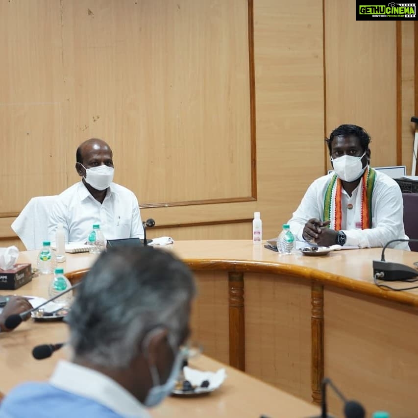Vijay Vasanth Instagram - குமரி மாவட்டத்தில் நடைபெற்று வரும் கொரோனா வைரஸ் தடுப்பு முன்னெச்சரிக்கை நடவடிக்கைகள் குறித்து மருத்துவம் மற்றும் மக்கள் நல்வாழ்வுத் துறை அமைச்சர் திரு.மா.சுப்பிரமணியன் அவர்கள் தலைமையில் அனைத்து கட்சி மக்கள் பிரதிநிதிகளுடன் ஆலோசனை கூட்டம் மாவட்ட ஆட்சியர் அலுவலகத்தில் நடைபெற்றது. Kanyakumari, India