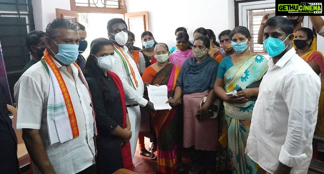 Vijay Vasanth Instagram - ஈரான் நாட்டில் தங்கி மீன்பிடி தொழில் செய்து வந்த குமரி மாவட்டத்தை சேர்ந்த 14 மீனவர்கள் எல்லை தாண்டி மீன் பிடித்ததாக கத்தார் கடற்படையினர் சிறைபிடித்து சென்றனர். அவர்களை மீட்க உதவி கோரி அவர்களது குடும்பத்தினர் என்னை சந்தித்து மனு அளித்தனர். உரிய நடவடிக்கைகள் மேற்கொள்ளப்படும். Kanyakumari, India