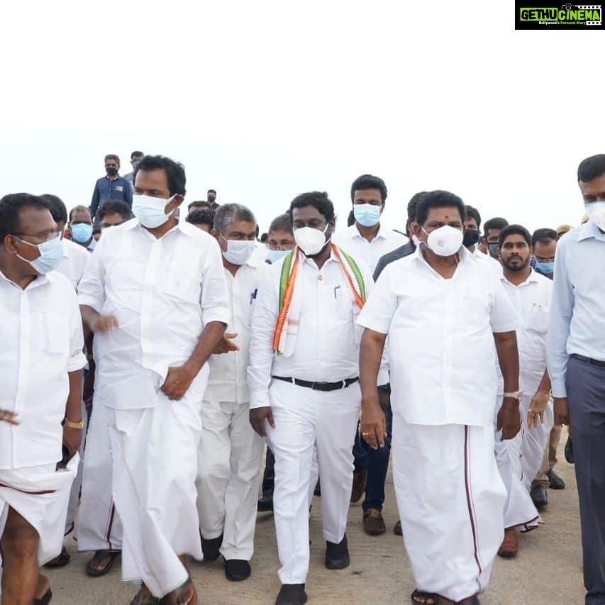 Vijay Vasanth Instagram - மாண்புமிகு மீன்வளத்துறை அமைச்சர் திரு அனிதா ராதாகிருஷ்ணன் மற்றும் சட்டமன்ற உறுப்பினர்கள், கட்சித் தலைவர்களுடன் குமரி மாவட்டத்தில் கடல் அரிப்பால் பாதிக்கப்பட்ட கடலோர கிராமங்களை சந்தித்தோம். உயிரிழந்தவர்களுக்கு ஆறுதல் கூறி முதலமைச்சர் நிவாரண நிதியிலிருந்து நிவாரண நிதி வழங்கப்பட்டது. Kanyakumari, India