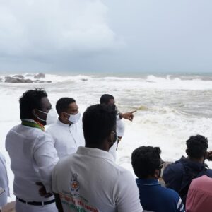 Vijay Vasanth Instagram - கடந்த இரண்டு தினங்களாக குமரி மாவட்டத்தில் சூறைக் காற்றுடன் கடும் மழை பெய்து வருகிறது. இந்நிலையில் நேற்றிரவு பெய்த மழையில் நாகர்கோவில் ஆசாரிபள்ளம், வேம்பனூர், பெரும்செல்வவிளை, தோப்பூர், மேல சங்கரன்குழி உள்ளிட்ட பகுதிகளில் வெள்ளத்தால் மூழ்கின. ஆசாரிபள்ளம் பேயோடு  சாலையில் மேலசங்கரன் குழி சந்திப்பில்  வீடுகளுக்குள் தண்ணீர் புகுந்து பொதுமக்கள் பெரிதும் பாதிக்கப்பட்டனர். சம்பவ இடத்திற்கு நேரில் சென்று பாதிக்கப்பட்ட பகுதிகளை பார்வையிட்டேன். பின்னர் அரசு அதிகாரிகளிடம் உடனடியாக நீரினை வெளியேற்றும் படி கேட்டுக்கொண்டேன்.
 இதில் வேம்பனூர் கிராம நிர்வாக அலுவலர் பழனிஅஞ்சு, உதவி அலுவலர் பிரிட்டில்லா ஆகியோர் உடன் இருந்தனர்.
மேலும் குளச்சல் தொகுதிக்கு உட்பட்ட கோடிமுனை, வாணியக்குடி, குறும்பனை, தலக்குளம் ஆகிய பகுதிகளில் இடைவிடாது பெய்த மழையினால் வீடுகளுக்குள் வெள்ளம் புகுந்து அங்குள்ள மக்கள் பாதுகாப்பாக மண்டபங்களில் தங்க வைக்கப்பட்டனர். வெள்ளத்தினால் பாதிக்கப்பட்ட இடங்களை பார்வையிட்டு மக்களிடம் குறைகளை கேட்டு அறிந்து அதிகாரிகளை தொடர்பு கொண்டு நிவாரண உதவிகள் உடனடியாக கிடைக்க வழி வகை செய்தேன்.

#INC #SoniaGandhi #RahulGhandhi #AICC #incpriyanka #KSAlagiri #dineshgrao #TNCC #kanniyakumari #vasanthakumar #இணைவோம்_வெல்வோம் #கன்னியாகுமரி_பாராளுமன்ற_தொகுதி_இடைதேர்தல்_2021 #bbcnews #News7Tamil #News18TamilNadu #dailythanthinews #Dinakarannews
