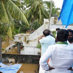Vijay Vasanth Instagram - கடந்த இரண்டு தினங்களாக குமரி மாவட்டத்தில் சூறைக் காற்றுடன் கடும் மழை பெய்து வருகிறது. இந்நிலையில் நேற்றிரவு பெய்த மழையில் நாகர்கோவில் ஆசாரிபள்ளம், வேம்பனூர், பெரும்செல்வவிளை, தோப்பூர், மேல சங்கரன்குழி உள்ளிட்ட பகுதிகளில் வெள்ளத்தால் மூழ்கின. ஆசாரிபள்ளம் பேயோடு  சாலையில் மேலசங்கரன் குழி சந்திப்பில்  வீடுகளுக்குள் தண்ணீர் புகுந்து பொதுமக்கள் பெரிதும் பாதிக்கப்பட்டனர். சம்பவ இடத்திற்கு நேரில் சென்று பாதிக்கப்பட்ட பகுதிகளை பார்வையிட்டேன். பின்னர் அரசு அதிகாரிகளிடம் உடனடியாக நீரினை வெளியேற்றும் படி கேட்டுக்கொண்டேன்.
 இதில் வேம்பனூர் கிராம நிர்வாக அலுவலர் பழனிஅஞ்சு, உதவி அலுவலர் பிரிட்டில்லா ஆகியோர் உடன் இருந்தனர்.
மேலும் குளச்சல் தொகுதிக்கு உட்பட்ட கோடிமுனை, வாணியக்குடி, குறும்பனை, தலக்குளம் ஆகிய பகுதிகளில் இடைவிடாது பெய்த மழையினால் வீடுகளுக்குள் வெள்ளம் புகுந்து அங்குள்ள மக்கள் பாதுகாப்பாக மண்டபங்களில் தங்க வைக்கப்பட்டனர். வெள்ளத்தினால் பாதிக்கப்பட்ட இடங்களை பார்வையிட்டு மக்களிடம் குறைகளை கேட்டு அறிந்து அதிகாரிகளை தொடர்பு கொண்டு நிவாரண உதவிகள் உடனடியாக கிடைக்க வழி வகை செய்தேன்.

#INC #SoniaGandhi #RahulGhandhi #AICC #incpriyanka #KSAlagiri #dineshgrao #TNCC #kanniyakumari #vasanthakumar #இணைவோம்_வெல்வோம் #கன்னியாகுமரி_பாராளுமன்ற_தொகுதி_இடைதேர்தல்_2021 #bbcnews #News7Tamil #News18TamilNadu #dailythanthinews #Dinakarannews