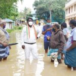 Vijay Vasanth Instagram - கடந்த இரண்டு தினங்களாக குமரி மாவட்டத்தில் சூறைக் காற்றுடன் கடும் மழை பெய்து வருகிறது. இந்நிலையில் நேற்றிரவு பெய்த மழையில் நாகர்கோவில் ஆசாரிபள்ளம், வேம்பனூர், பெரும்செல்வவிளை, தோப்பூர், மேல சங்கரன்குழி உள்ளிட்ட பகுதிகளில் வெள்ளத்தால் மூழ்கின. ஆசாரிபள்ளம் பேயோடு சாலையில் மேலசங்கரன் குழி சந்திப்பில் வீடுகளுக்குள் தண்ணீர் புகுந்து பொதுமக்கள் பெரிதும் பாதிக்கப்பட்டனர். சம்பவ இடத்திற்கு நேரில் சென்று பாதிக்கப்பட்ட பகுதிகளை பார்வையிட்டேன். பின்னர் அரசு அதிகாரிகளிடம் உடனடியாக நீரினை வெளியேற்றும் படி கேட்டுக்கொண்டேன். இதில் வேம்பனூர் கிராம நிர்வாக அலுவலர் பழனிஅஞ்சு, உதவி அலுவலர் பிரிட்டில்லா ஆகியோர் உடன் இருந்தனர். மேலும் குளச்சல் தொகுதிக்கு உட்பட்ட கோடிமுனை, வாணியக்குடி, குறும்பனை, தலக்குளம் ஆகிய பகுதிகளில் இடைவிடாது பெய்த மழையினால் வீடுகளுக்குள் வெள்ளம் புகுந்து அங்குள்ள மக்கள் பாதுகாப்பாக மண்டபங்களில் தங்க வைக்கப்பட்டனர். வெள்ளத்தினால் பாதிக்கப்பட்ட இடங்களை பார்வையிட்டு மக்களிடம் குறைகளை கேட்டு அறிந்து அதிகாரிகளை தொடர்பு கொண்டு நிவாரண உதவிகள் உடனடியாக கிடைக்க வழி வகை செய்தேன். #INC #SoniaGandhi #RahulGhandhi #AICC #incpriyanka #KSAlagiri #dineshgrao #TNCC #kanniyakumari #vasanthakumar #இணைவோம்_வெல்வோம் #கன்னியாகுமரி_பாராளுமன்ற_தொகுதி_இடைதேர்தல்_2021 #bbcnews #News7Tamil #News18TamilNadu #dailythanthinews #Dinakarannews Kanyakumari, India