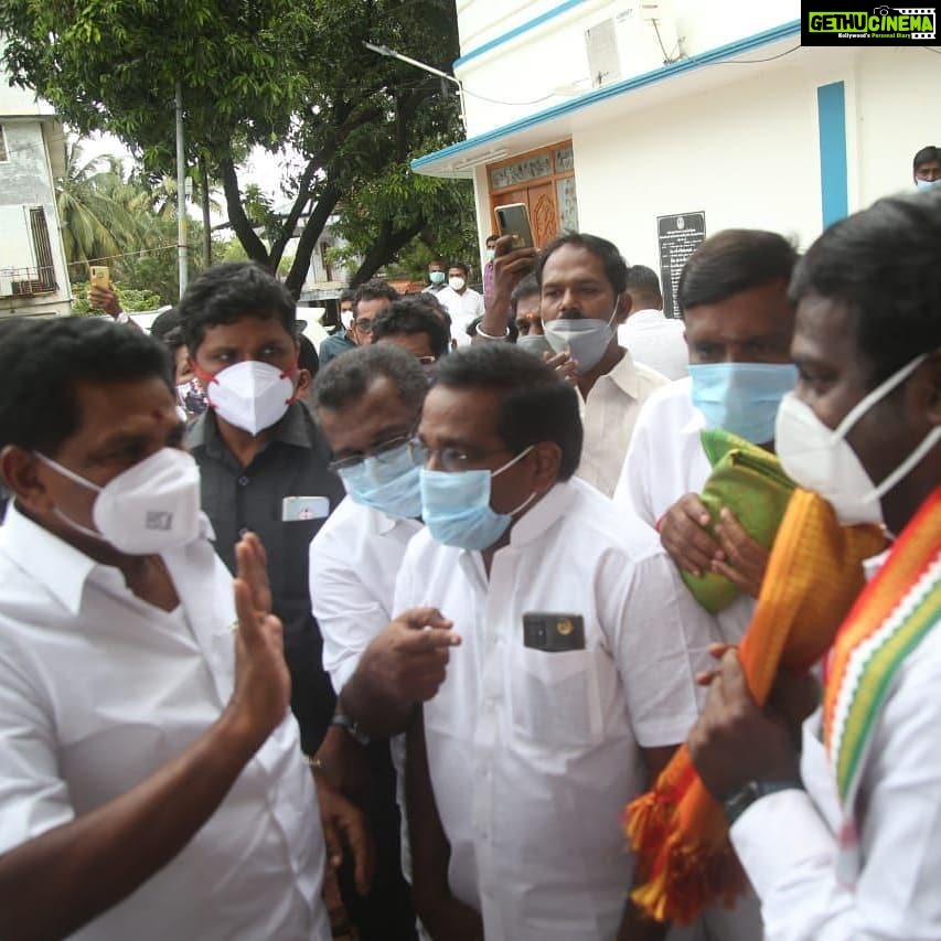 Vijay Vasanth Instagram - மாண்புமிகு மீன்வளத்துறை அமைச்சர் திரு அனிதா ராதாகிருஷ்ணன் மற்றும் சட்டமன்ற உறுப்பினர்கள், கட்சித் தலைவர்களுடன் குமரி மாவட்டத்தில் கடல் அரிப்பால் பாதிக்கப்பட்ட கடலோர கிராமங்களை சந்தித்தோம். உயிரிழந்தவர்களுக்கு ஆறுதல் கூறி முதலமைச்சர் நிவாரண நிதியிலிருந்து நிவாரண நிதி வழங்கப்பட்டது. Kanyakumari, India