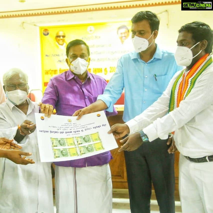 Vijay Vasanth Instagram - தமிழக அரசு சார்பில் குடும்ப அட்டைதாரர்களுக்கு அறிவித்த கொரோனா நிதியுதவியின் முதல் தவணையாக 2000 ரூபாய் வழங்கும் நிகழ்ச்சியை மாண்புமிகு அமைச்சர் மனோ தங்கராஜ் அவர்கள் காணொளி மூலம் துவங்கி வைத்தார். மாவட்ட ஆட்சியர் மற்றும் சட்டமன்ற உறுப்பினர்களுடன் நானும் கலந்து கொண்டேன். Kanyakumari, India