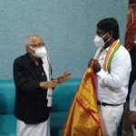 Vijay Vasanth Instagram - தமிழக காங்கிரஸ் கட்சித் தலைவர் திரு கே எஸ் அழகிரி, திராவிடர் கழகத் தலைவர் திரு வீரமணி ஆகியோரை இன்று பெரியார் திடலில் சந்தித்து சால்வை அணிவித்து வாழ்த்து பெற்றோம். இந்த சந்திப்பின் போது வெற்றி பெற்ற காங்கிரஸ் சட்டமன்ற வேட்பாளர்கள் மற்றும் காங்கிரஸ் தலைவர்கள் உடன் இருந்தனர்.