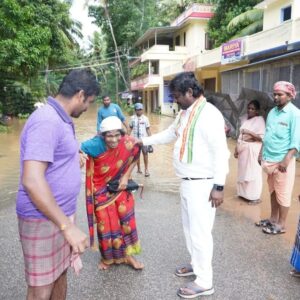 Vijay Vasanth Instagram - இவர்கள் ஆசியே எனது ஆஸ்தி. மழை வெள்ளம் சூழ்ந்த பகுதிகளை பார்வையிட சென்றபோது