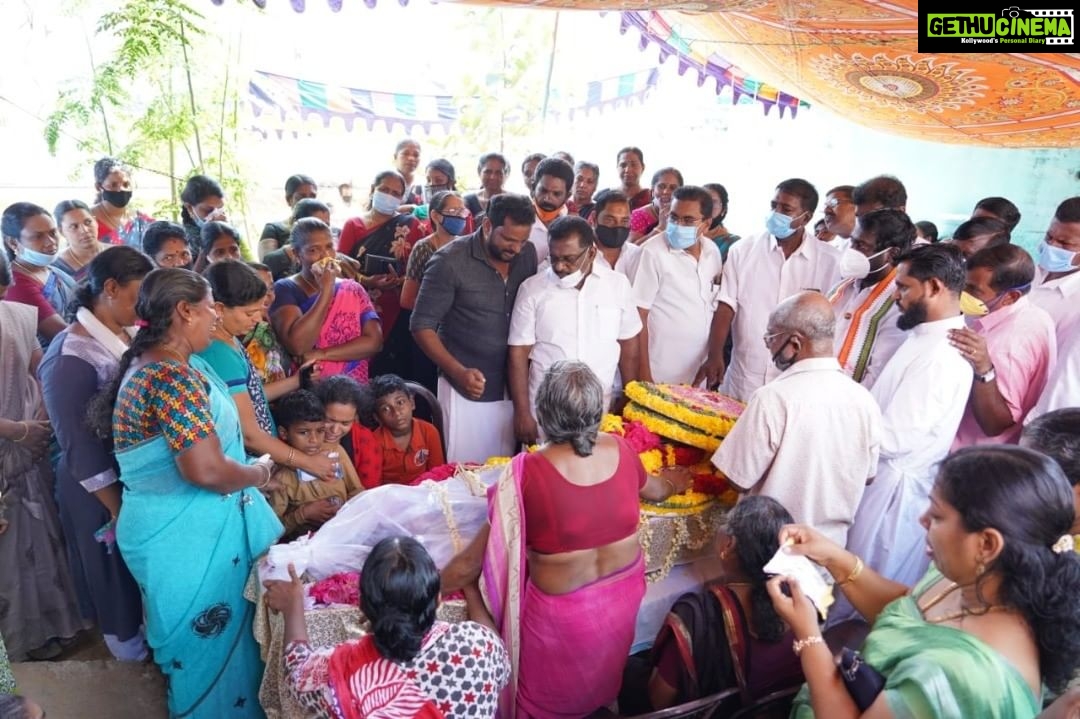 Vijay Vasanth Instagram - மங்களூர் கடல் பகுதியில் மீன்பிடி படகு மீது கப்பல் மோதி கடலில் உயிரிழந்த குமரியை சேர்ந்த மீனவர்கள் ஹென்லின் அலெக்சாண்டர் மற்றும் தாசன் ஆகியோரது உடலுக்கு அவர்களது சொந்த ஊரான குளச்சலில் அஞ்சலி செலுத்தினேன். சட்டமன்ற உறுப்பினர்கள் திரு சுரேஷ்ராஜன், திரு பிரின்ஸ் மற்றும் கட்சித் தலைவர்கள் கலந்து கொண்டனர். இவர்களை இழந்து வாழும் குடும்பத்தினர் மற்றும் உறவினர்களுக்கு ஆழ்ந்த அனுதாபங்கள்.