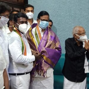 Vijay Vasanth Instagram - தமிழக காங்கிரஸ் கட்சித் தலைவர் திரு கே எஸ் அழகிரி, திராவிடர் கழகத் தலைவர் திரு வீரமணி ஆகியோரை இன்று பெரியார் திடலில் சந்தித்து சால்வை அணிவித்து வாழ்த்து பெற்றோம். இந்த சந்திப்பின் போது வெற்றி பெற்ற காங்கிரஸ் சட்டமன்ற வேட்பாளர்கள் மற்றும் காங்கிரஸ் தலைவர்கள் உடன் இருந்தனர்.